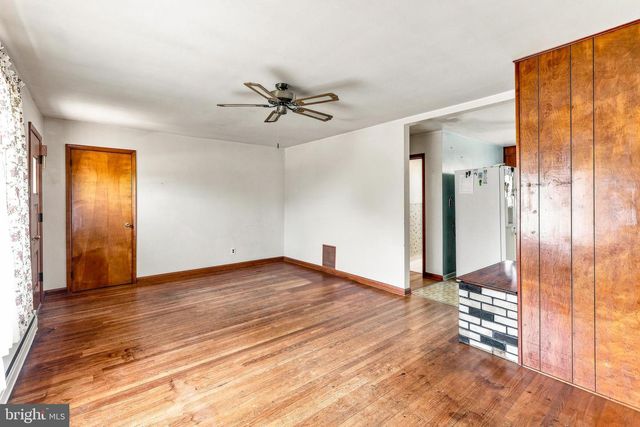 221 SHERWIN RD, Mullica Hill, NJ 08062