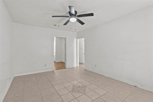 319 E B Street, La Porte, TX 77571