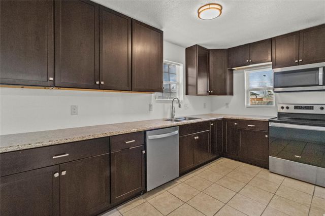 319 E B Street, La Porte, TX 77571
