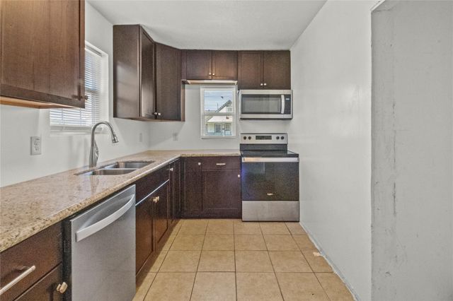 319 E B Street, La Porte, TX 77571