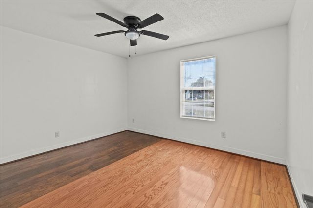 319 E B Street, La Porte, TX 77571