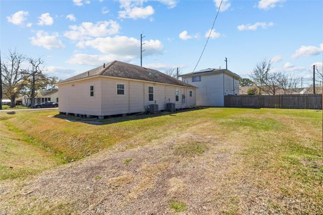319 E B Street, La Porte, TX 77571