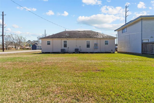 319 E B Street, La Porte, TX 77571