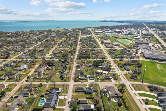319 E B Street, La Porte, TX 77571