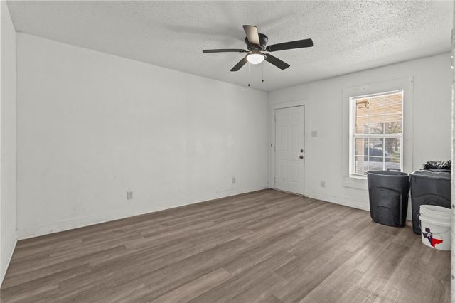 319 E B Street, La Porte, TX 77571