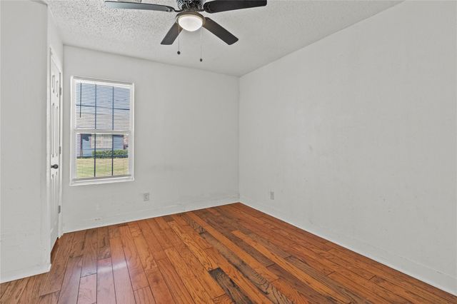 319 E B Street, La Porte, TX 77571