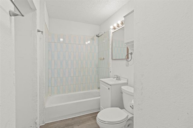 319 E B Street, La Porte, TX 77571