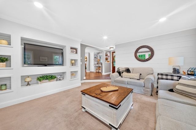 118 Pine Ridge Rd, Reading, MA 01867