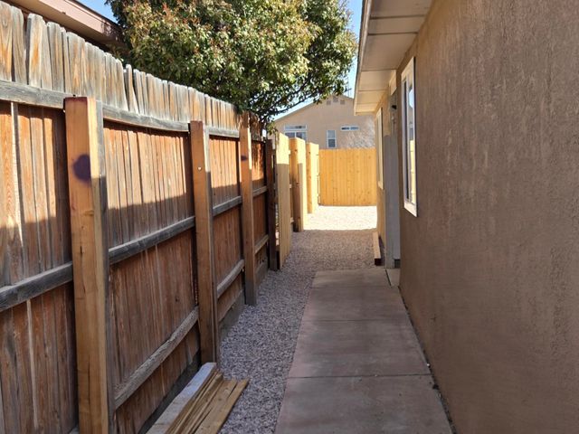 516 Foyt Drive SW, Albuquerque, NM 87121