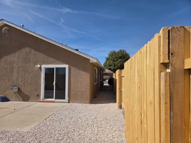 516 Foyt Drive SW, Albuquerque, NM 87121