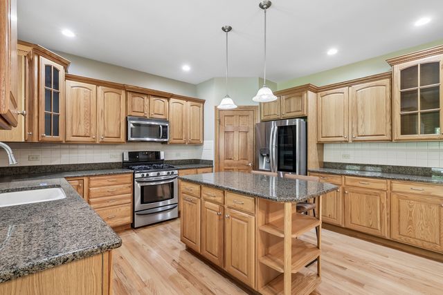 426 Heatherwood Drive SE, Oswego, IL 60543