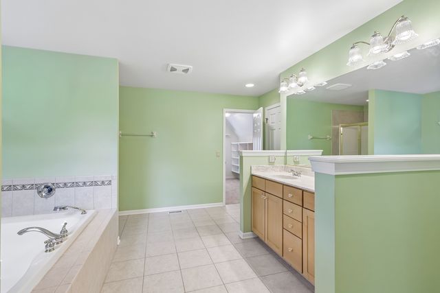 426 Heatherwood Drive SE, Oswego, IL 60543