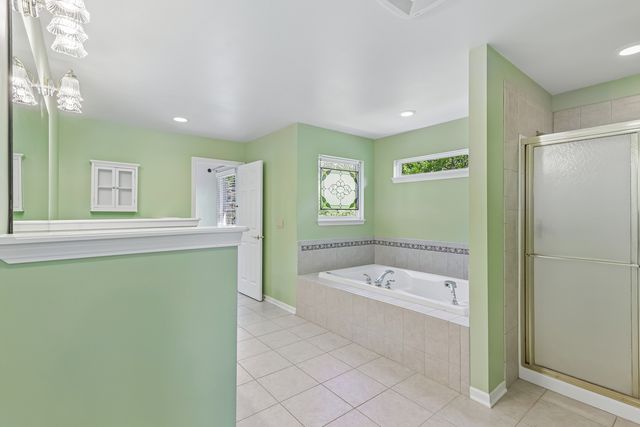 426 Heatherwood Drive SE, Oswego, IL 60543