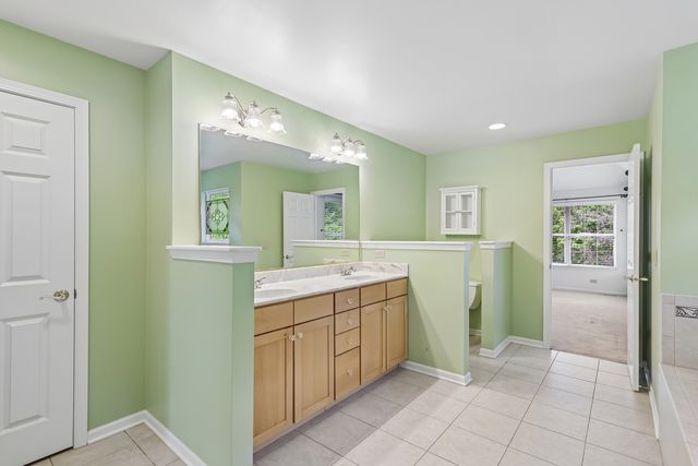 426 Heatherwood Drive SE, Oswego, IL 60543