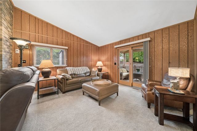 215 Shelby Drive, Hempfield Twp, PA 15601