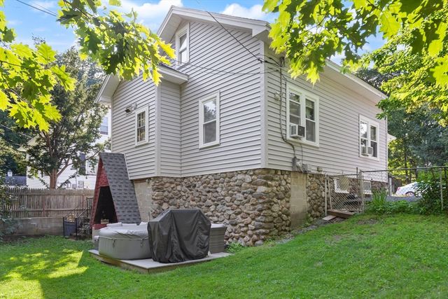 9 Norcross St, Worcester, MA 01602