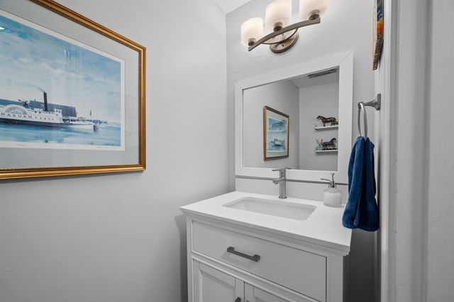 8 Pine Grove Road, Exeter, NH 03833