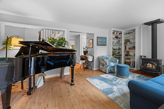 8 Pine Grove Road, Exeter, NH 03833