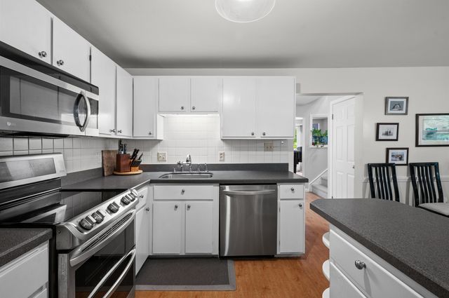 8 Pine Grove Road, Exeter, NH 03833