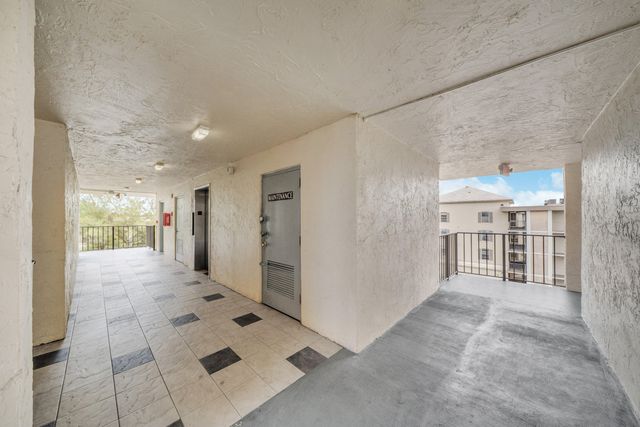 3001 NW 48th Avenue 439, Lauderdale Lakes, FL 33313