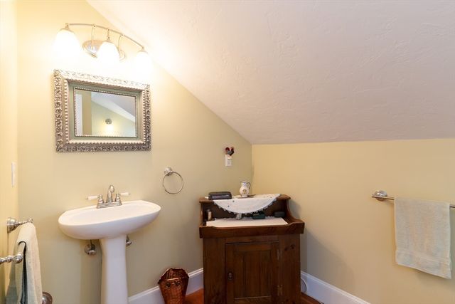 38 Warepoint Rd, West Brookfield, MA 01585