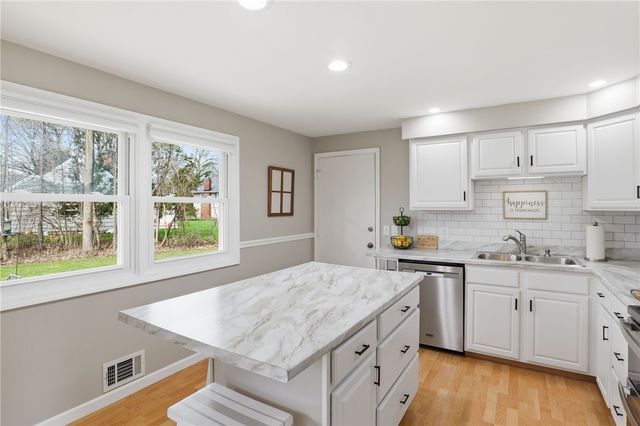 11 Saxony Road, Pittsford, NY 14534