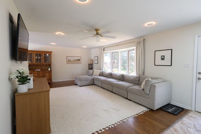 510 W Millns Court, Addison, IL 60101