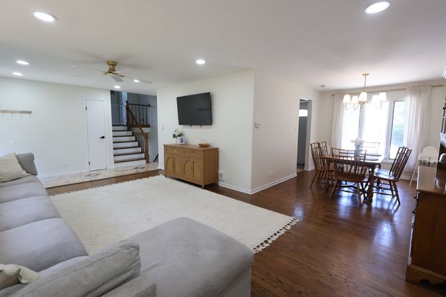 510 W Millns Court, Addison, IL 60101
