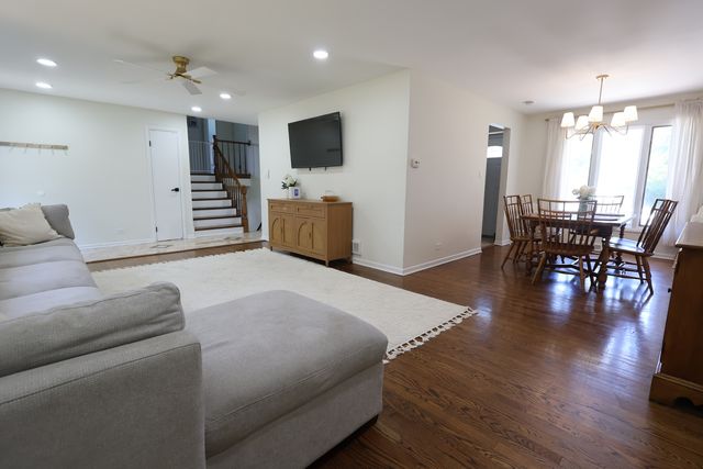 510 W Millns Court, Addison, IL 60101