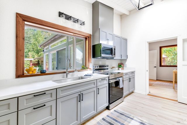 15715 Drake Rd, Guerneville, CA 95446