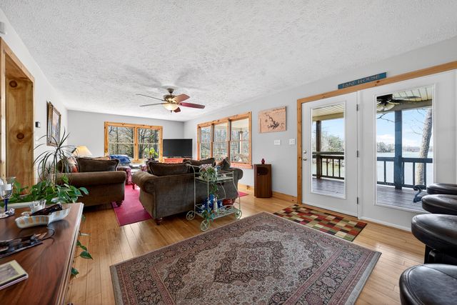 1520 Gowen LN, Huddleston, VA 24104