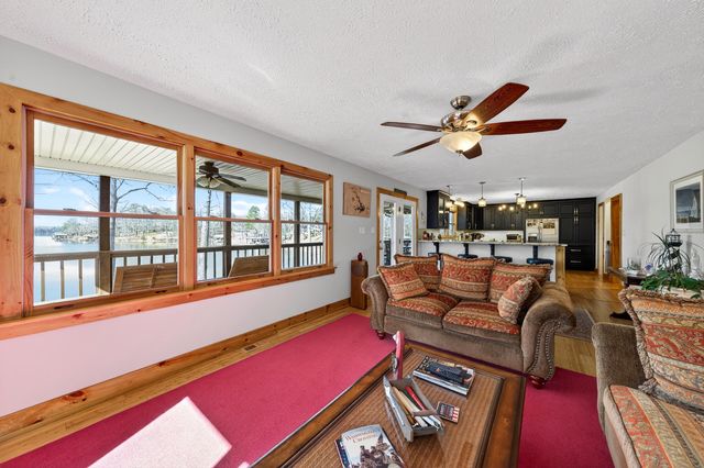 1520 Gowen LN, Huddleston, VA 24104