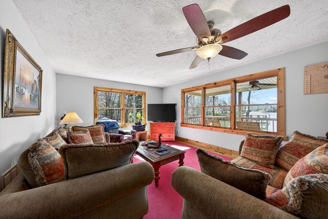 1520 Gowen LN, Huddleston, VA 24104