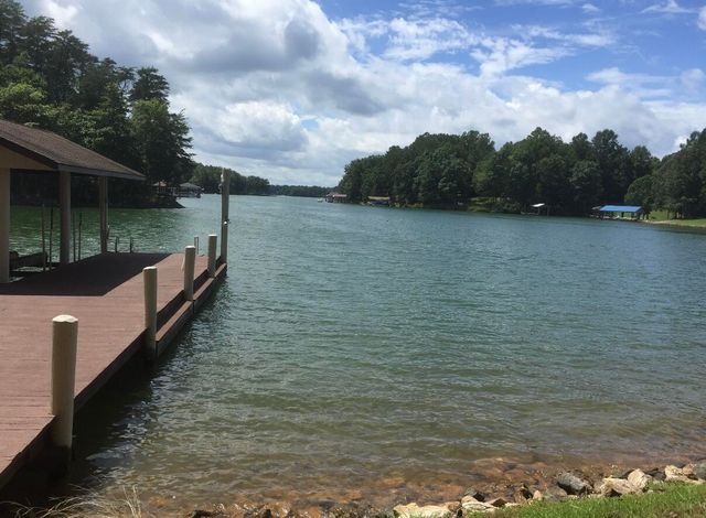 1520 Gowen LN, Huddleston, VA 24104