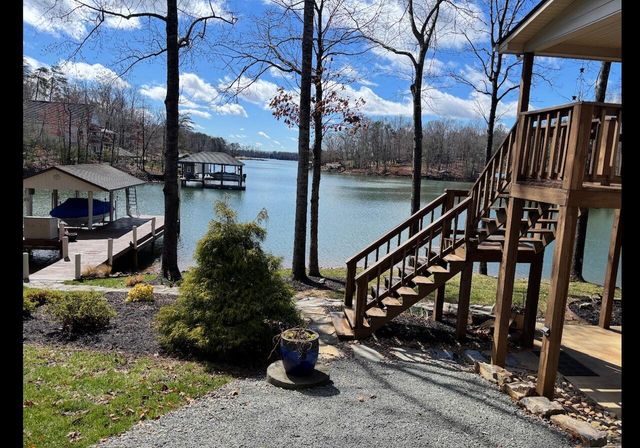 1520 Gowen LN, Huddleston, VA 24104