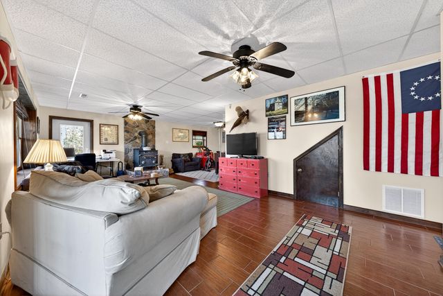 1520 Gowen LN, Huddleston, VA 24104