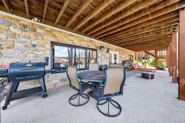 1520 Gowen LN, Huddleston, VA 24104