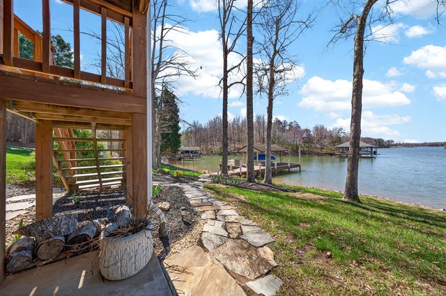 1520 Gowen LN, Huddleston, VA 24104