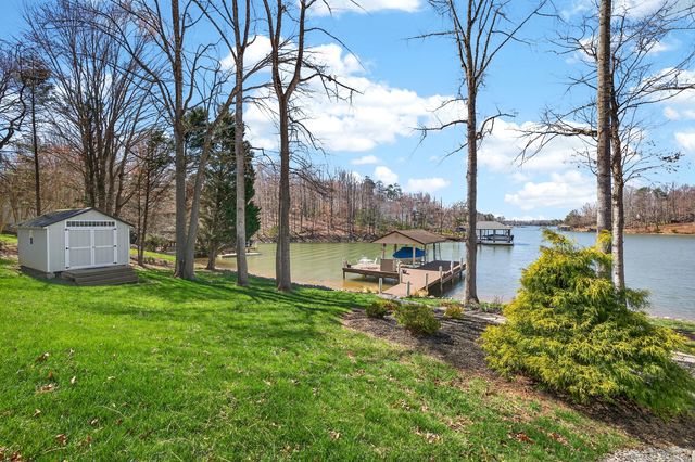 1520 Gowen LN, Huddleston, VA 24104