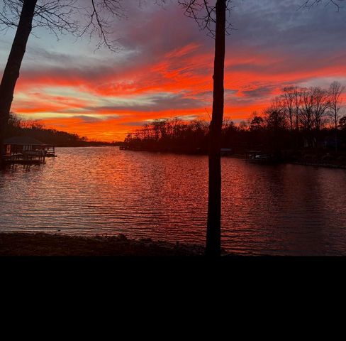 1520 Gowen LN, Huddleston, VA 24104