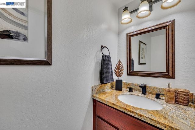 21917 Nugget Canyon Dr, Castro Valley, CA 94552