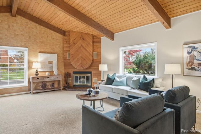 10404 Hart Avenue, Huntington Woods, MI 48070