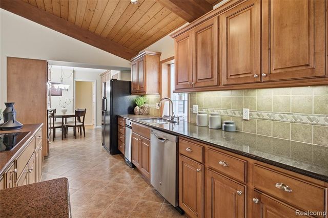 10404 Hart Avenue, Huntington Woods, MI 48070