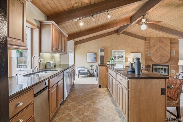 10404 Hart Avenue, Huntington Woods, MI 48070