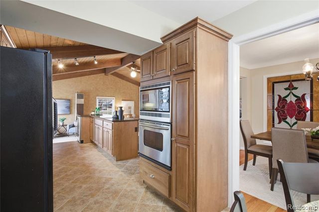 10404 Hart Avenue, Huntington Woods, MI 48070