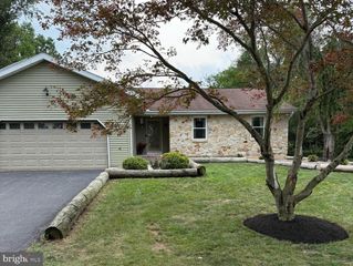 223 PINEVIEW DR, Palmyra, PA 17078