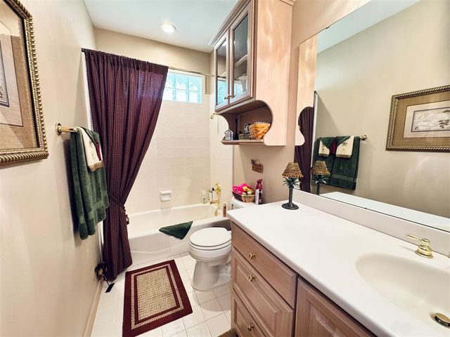 9125 Whispering Oaks Drive, Midwest City, OK 73130