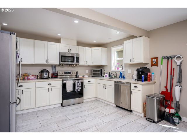 8300 Sw BLAKE St, Tualatin, OR 97062