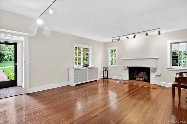 10 Crescent Road, Port Washington, NY 11050