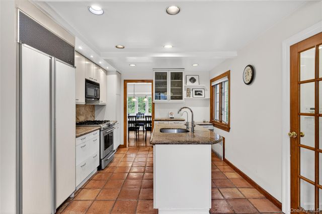 10 Crescent Road, Port Washington, NY 11050